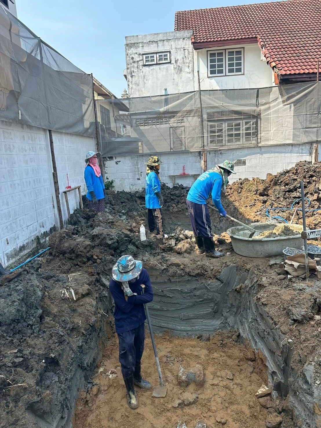 บ้านพักอาศัยสามชั้นทำแค่โครงสร้างกับก่อ ฉาบ