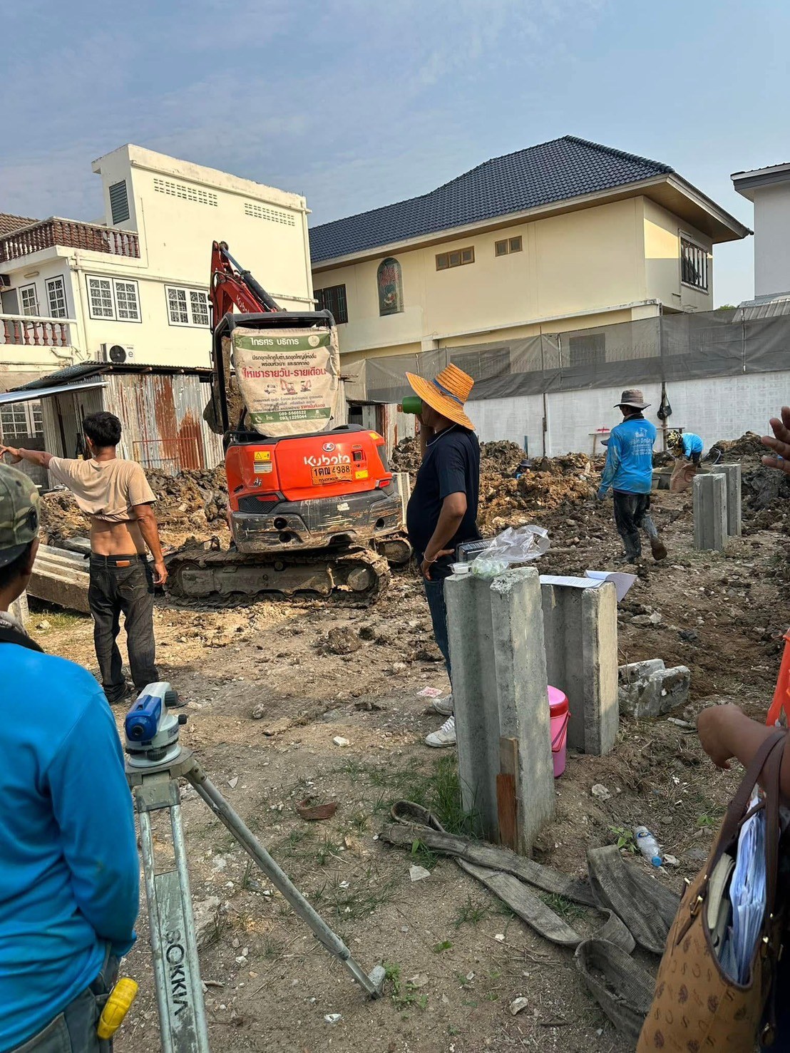 บ้านพักอาศัยสามชั้นทำแค่โครงสร้างกับก่อ ฉาบ