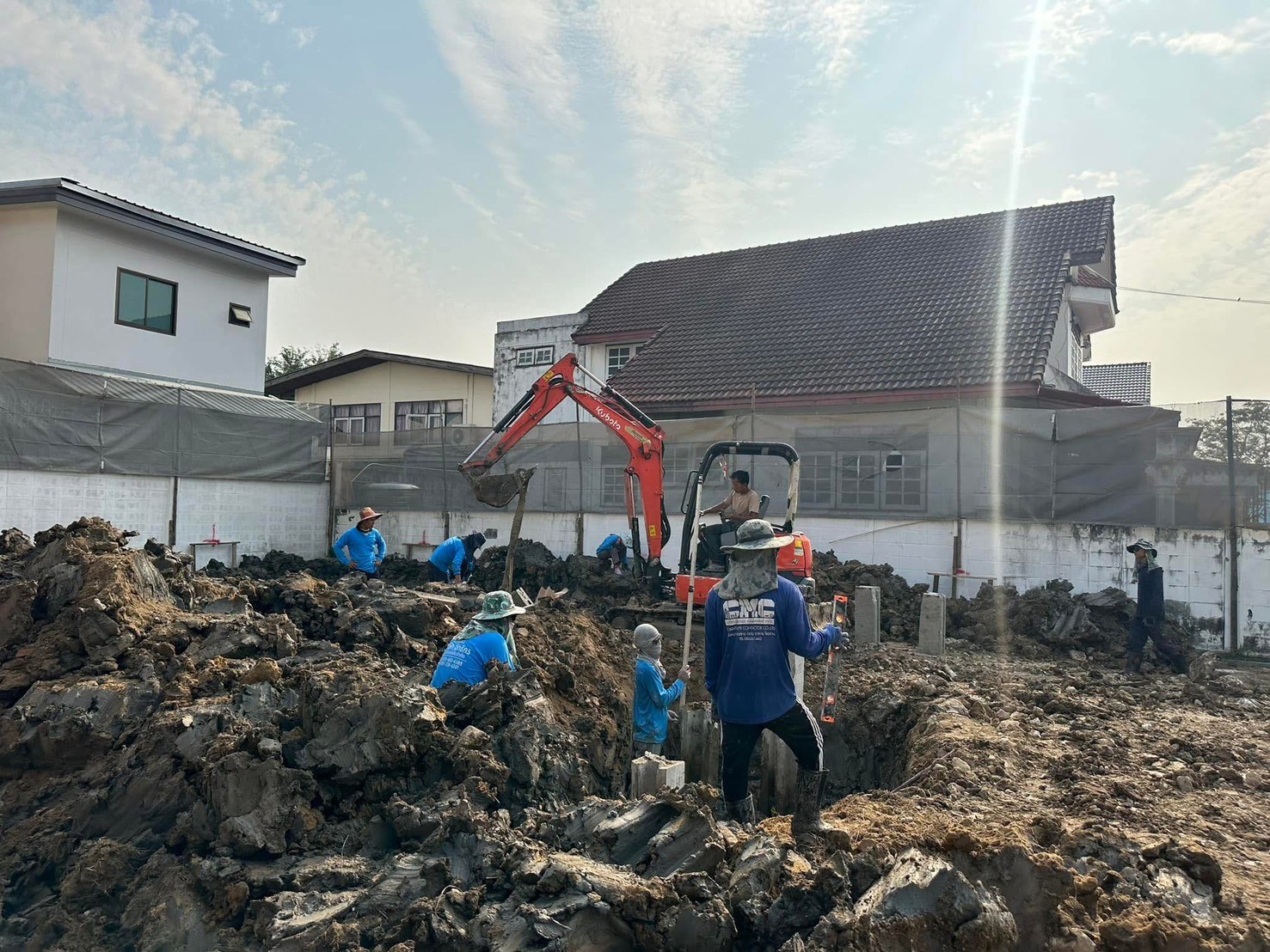 บ้านพักอาศัยสามชั้นทำแค่โครงสร้างกับก่อ ฉาบ