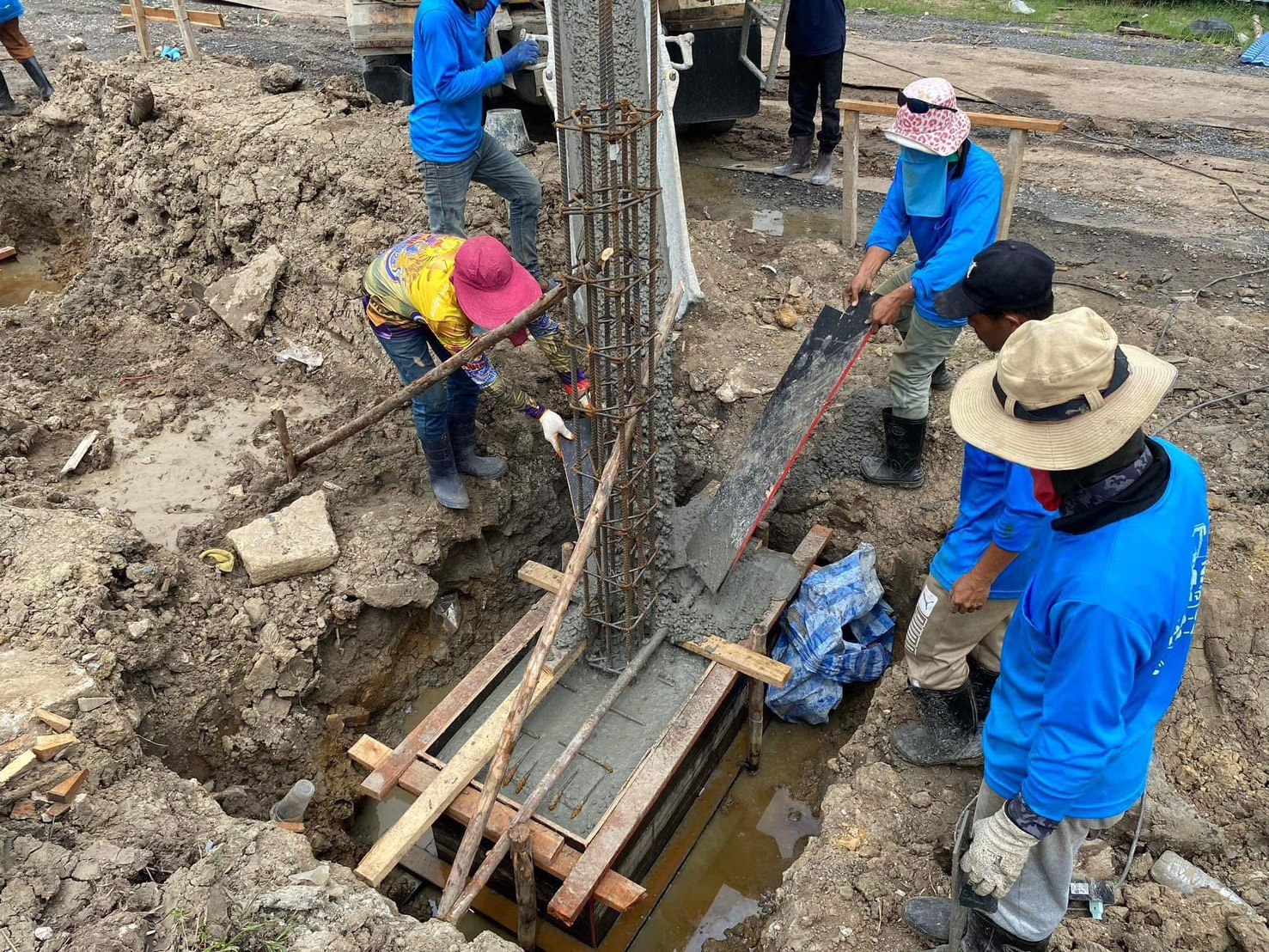 บ้านพักอาศัยสามชั้นทำแค่โครงสร้างกับก่อ ฉาบ