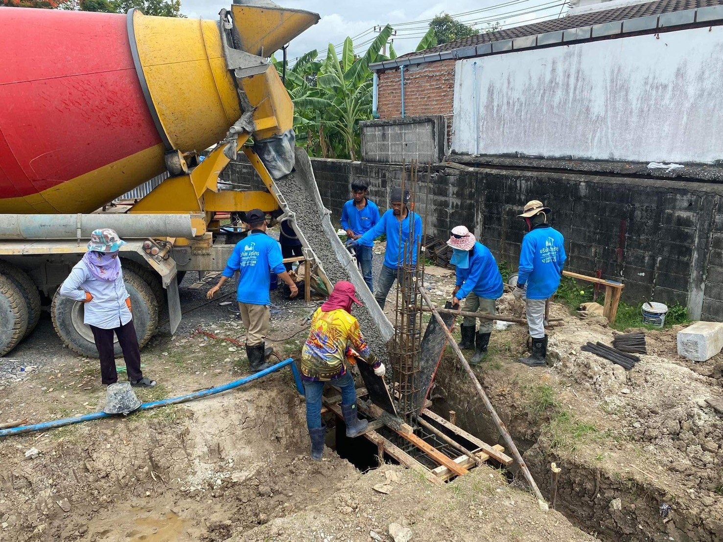 บ้านพักอาศัยสามชั้นทำแค่โครงสร้างกับก่อ ฉาบ